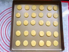 将压好的小圆片用刮板轻轻移到不沾烤盘上，隔开一定的距离排放好，尽量注意不要变形。