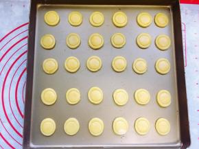 然后用一个小一圈的裱花嘴口在圆片中间压一个浅点的圆圈印子，注意不要压断。