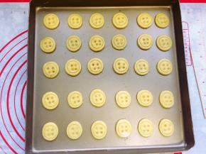 再用一根粗点的竹签在圆片里扎四个对称的小孔，依次将所有的饼胚扎好小孔。