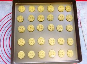 再用一根粗点的竹签在圆片里扎四个对称的小孔，依次将所有的饼胚扎好小孔。