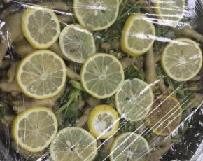 放入料酒、百香果、柠檬、小米椒、白糖浸泡一个小时就好吃啦。要是味道要吃重一点时间在长一点喔。