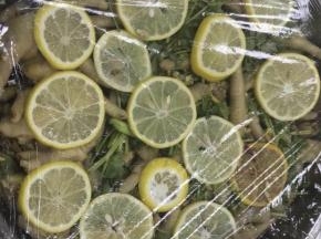 放入料酒、百香果、柠檬、小米椒、白糖浸泡一个小时就好吃啦。要是味道要吃重一点时间在长一点喔。