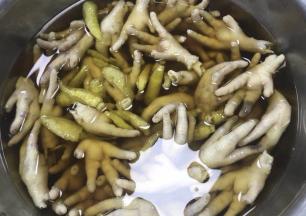 鸡爪放凉，可以剁小也可以整只浸泡，加入剁椒浸泡一下入味。