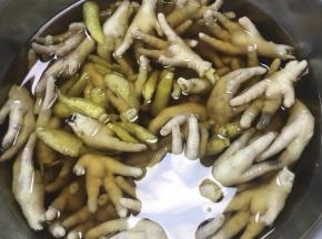 鸡爪放凉，可以剁小也可以整只浸泡，加入剁椒浸泡一下入味。