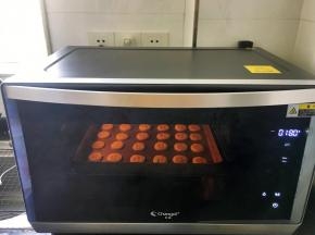 放进预热至180度的长帝蒸烤箱最底层，上下火烘烤10分钟左右，烤至表面金黄即可出炉。