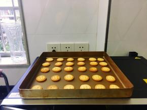 将烤好的饼干放在烤网上晾凉，完全冷透后放入密封袋保存。