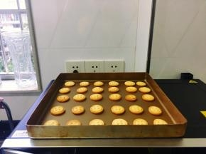 将烤好的饼干放在烤网上晾凉，完全冷透后放入密封袋保存。