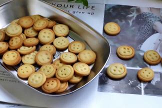 好玩又好吃的纽扣饼干就做好了，萌到你了吗？