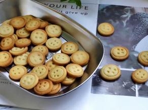 好玩又好吃的纽扣饼干就做好了，萌到你了吗？