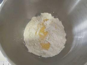 除黄油外所有材料放入面包机揉面。揉到出厚膜后加入黄油继续揉。