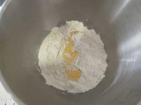 除黄油外所有材料放入面包机揉面。揉到出厚膜后加入黄油继续揉。