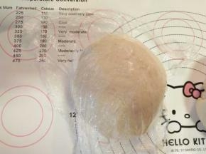 取出面团滚圆后盖保鲜膜松弛15分钟。