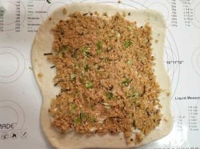 放肉松和香葱，四周留两指的距离。