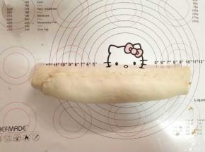 从上到下卷起，捏紧收口。