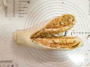 从中间切开，一头不切断。