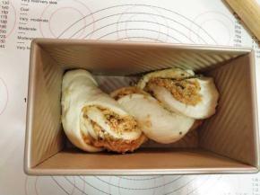 拧成麻花装放入土司盒中。