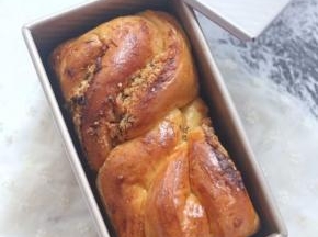 表面涂一层全蛋液，烤箱下层180度40分钟。中途加盖锡纸防止上色过度。出炉趁热脱模放凉即可！