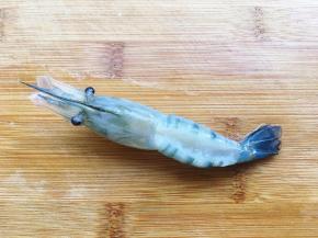 用刀背在虾身上轻剁几下。