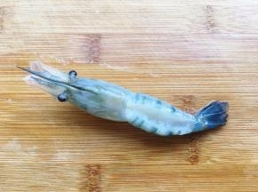 用刀背在虾身上轻剁几下。