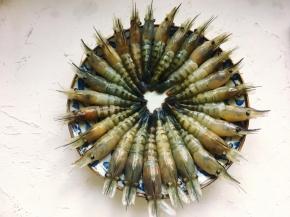 然后将处理好的罗氏虾整齐地码入盘子里。