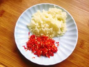 开始准备配料，将大蒜拍扁去皮后剁碎，小米椒洗净去皮后剁碎,，香菜洗净去根后切小段。