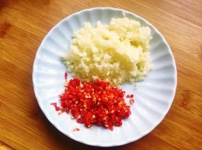 开始准备配料，将大蒜拍扁去皮后剁碎，小米椒洗净去皮后剁碎,，香菜洗净去根后切小段。