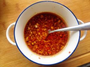 然后倒入1大勺蒸鱼豉油和1小勺蚝油，搅匀一下，盛入碗里备用。