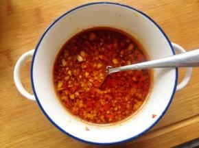 然后倒入1大勺蒸鱼豉油和1小勺蚝油，搅匀一下，盛入碗里备用。