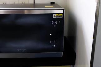 长帝蒸烤箱设置“纯蒸”模式，温度调到110度，时间设置为6分钟，将装了罗氏虾的盘子放入到蒸烤箱里，开始蒸制。