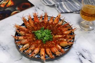 在虾的最中间铺上香菜点缀一下，营养美味的蒜蓉蒸罗氏虾就完成了。