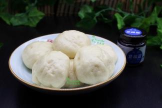 把早餐的馒头取出，稍微放凉。