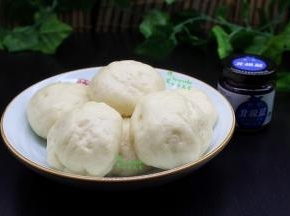 把早餐的馒头取出，稍微放凉。