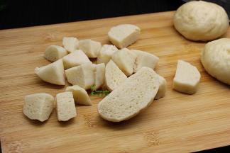 放凉的馒头，切小块，可以根据自己喜欢切不同的造型。