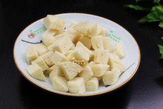 切好的馒头，如果还很热，可以用一个大盘子摊开装好，容易放凉。个人喜欢微微热的时候加入，口感好吃。