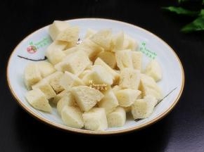 切好的馒头，如果还很热，可以用一个大盘子摊开装好，容易放凉。个人喜欢微微热的时候加入，口感好吃。