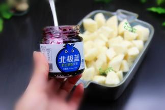 放凉的馒头块，加入加入2大勺蓝莓果酱，拌均，