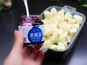 放凉的馒头块，加入加入2大勺蓝莓果酱，拌均，
