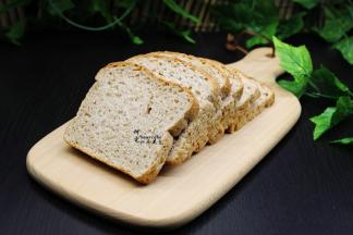 准备的吐司，把吐司边切掉，吐司边比较硬，