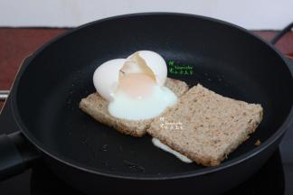 开盖之后的鸡蛋是不是很漂亮，蛋白凝固，蛋黄香嫩，面包酥脆，很香很好吃。