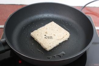 平底锅底抹点油，放入切边的吐司片煎的一点点脆，翻转另外一面。