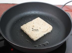 平底锅底抹点油，放入切边的吐司片煎的一点点脆，翻转另外一面。