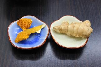 陈皮要一小块，洗净沥干水，生姜洗净，切2片。