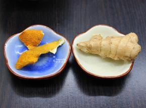陈皮要一小块，洗净沥干水，生姜洗净，切2片。