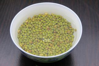 绿豆，挑选好的，把干瘪的绿豆去掉，洗净，用清水浸泡。