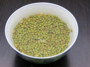 绿豆，挑选好的，把干瘪的绿豆去掉，洗净，用清水浸泡。