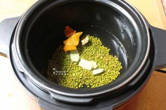 浸泡的绿豆捞出放入锅里，然后放生姜、陈皮，加上适量的清水。水多，粥稀，水少，粥浓稠，我喜欢适中的。个人建议，夏天吃粥太稠不好吃。