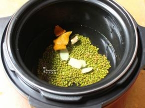 浸泡的绿豆捞出放入锅里，然后放生姜、陈皮，加上适量的清水。水多，粥稀，水少，粥浓稠，我喜欢适中的。个人建议，夏天吃粥太稠不好吃。