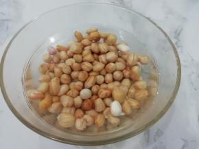 把花生米洗干净，然后用水浸泡泡一晚上