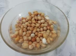 把花生米洗干净，然后用水浸泡泡一晚上