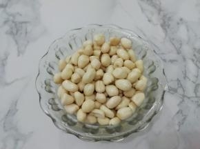 泡好的花生米去掉红色的外衣